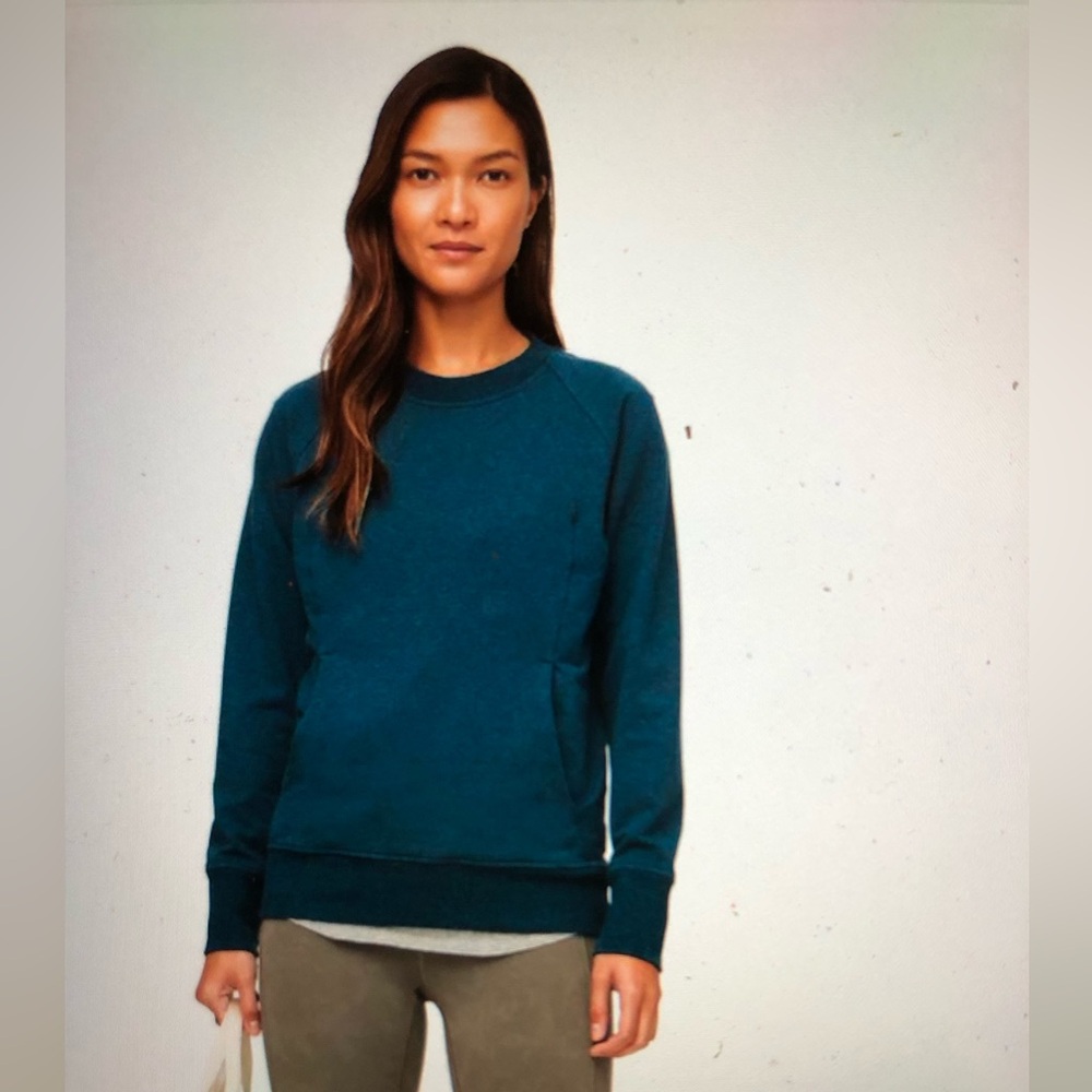 Lululemon Scuba Crew LIKE NEW! With 2 connecting front pockets.Super Soft Sze 6